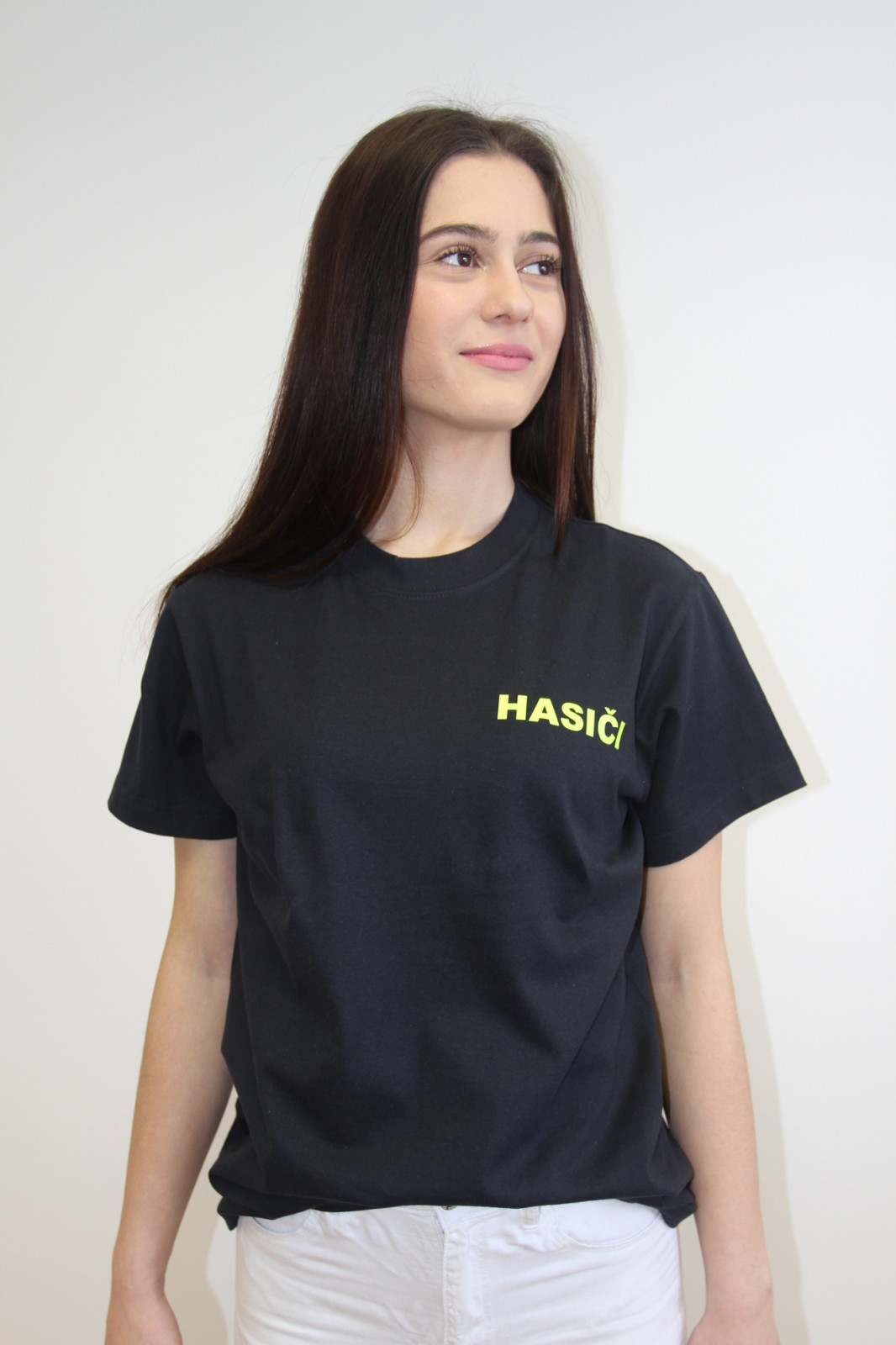 Tmavomodré tričko s neónovým nápisom HASIČI