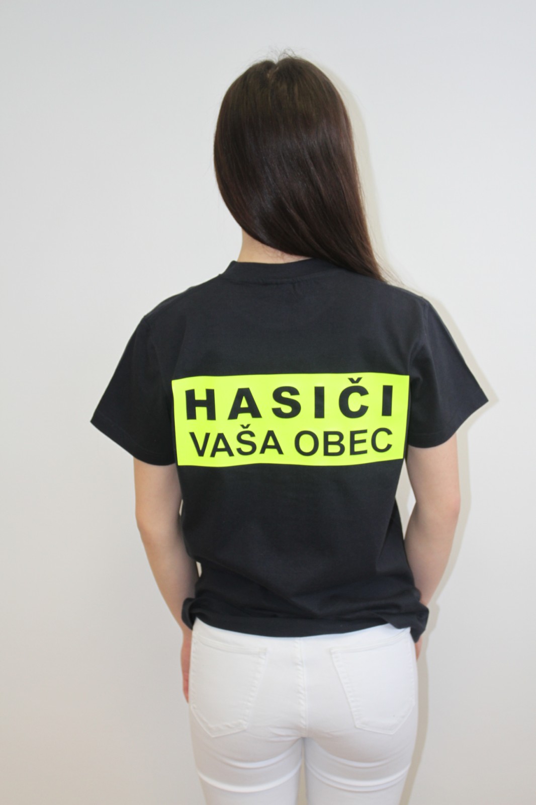 Tmavomodré tričko s neónovým nápisom HASIČI